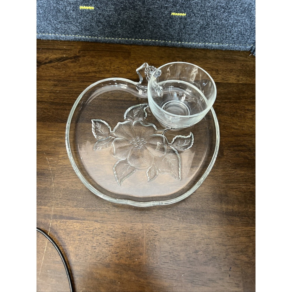 HAZEL ATLAS VINTAGE APPLE SHAPED‎ APPLE BLOSSOM SNACK PLATES And TeaCups